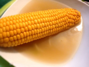 Image d'une délicieuse bouillie de maïs haïtienne, une création culinaire traditionnelle offrant une expérience gustative mémorable avec le Maïs en Bouillie au centre de l'attention.