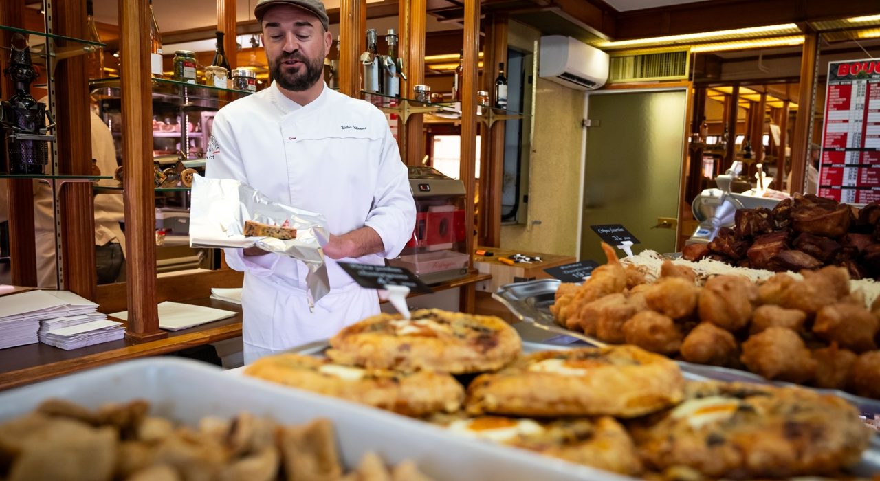 Image mettant en avant une famille préparant ensemble un repas, illustrant le savoir-faire familial et la transmission des traditions culinaires